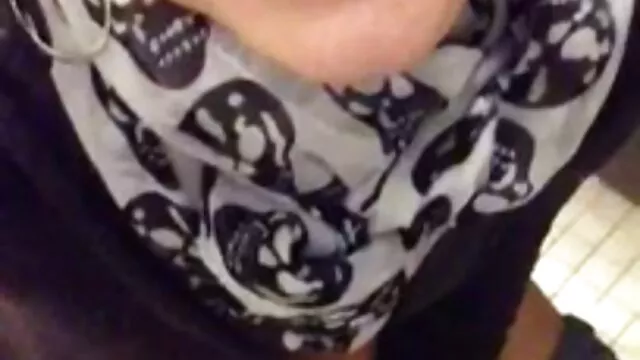 La abuela mide la polla de un servi porno gratis chico y se lo folla