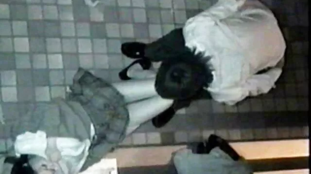 Adolescente sexy en calcetines hasta la rodilla monta una polla en videos de sexso un taller de reparación.mp4