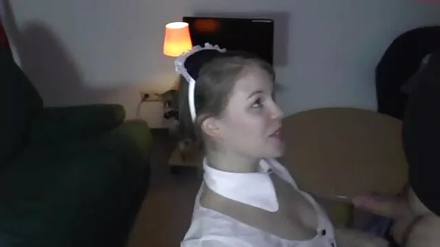 Ella muestra su pelicula polno coño cremoso en la playa