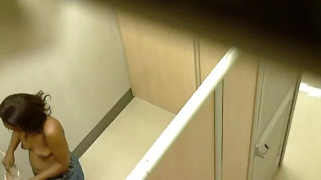 Esposa gordita con dedos de camello y grandes películas de xxx tetas falsas es golpeada duro en fr